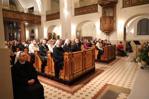 Nadbiskup-Kutlesa-predvodio-misu-na-spomendan-sv.-Cecilije-na-kraju-smotre-zborova-katolickih-srednjih-skola-21