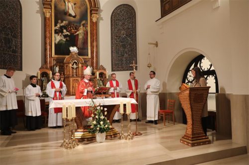 Nadbiskup-Kutlesa-predvodio-misu-na-spomendan-sv.-Cecilije-na-kraju-smotre-zborova-katolickih-srednjih-skola-39